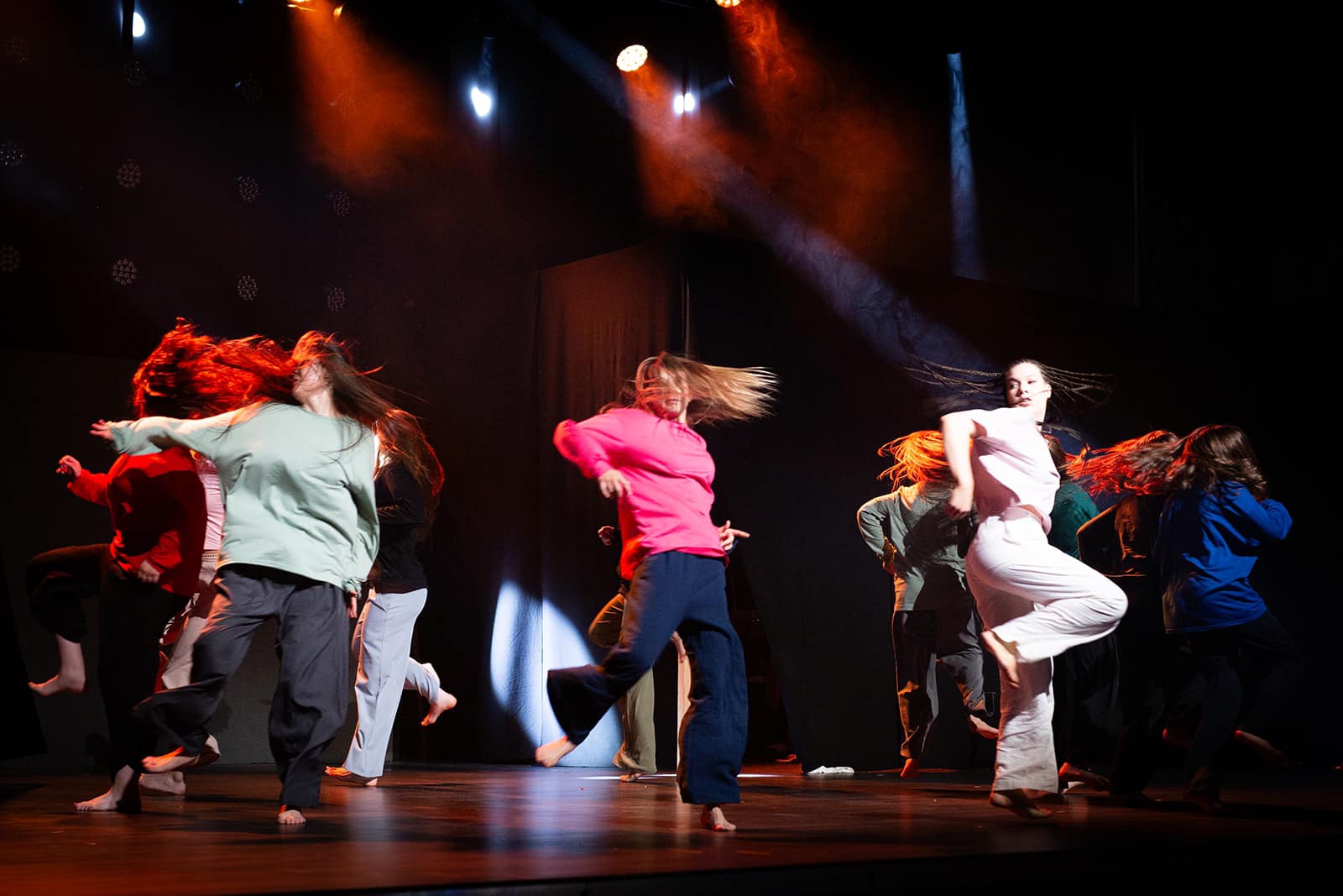 Wieczorne zajecia pelne energii, swiatla i muzyki. Tak wyglada nasz rytm tygodnia w studio.