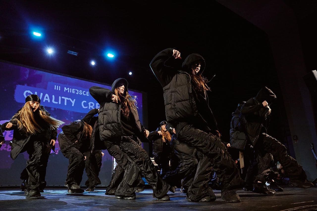 Trening przed kolejnym wystepem. Skupienie, rytm i zespolowa chemia budowana na sali.